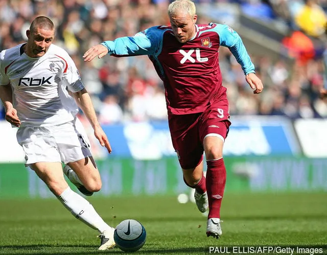 Der ehemalige West-Ham-Star Dean Ashton reiht sich in die Liste der seltsamsten Routinen vor dem Spiel im Fußball ein