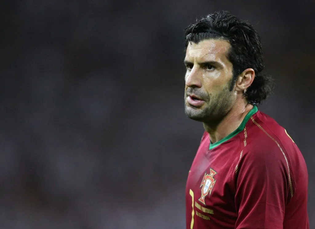 L'attaquant portugais Luis Figo est vu pendant' title='Combien de Coupes du monde Luis Figo a-t-il remportées ? Le palmarès d'une icône du Portugal exploré