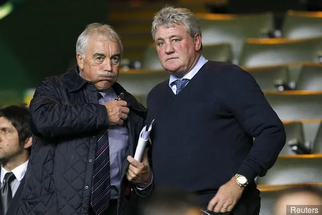 Steve Bruce junto al cazatalentos del Hull City, Stan Ternent' title='Informe: Stan Ternent de Hull tiene la intención de rechazar Aston Villa a pesar del interés de Bruce en reunirse