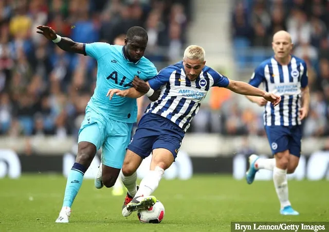 Moussa Sissoko (Tottenham Hotspur) a labdabirtoklásért küzd Neal Maupay-vel (Brighton és Hove Albion) a Premier League Brighton mérkőzésén.' title='A Tottenham játékosa, Moussa Sissoko a francia döntetlen után a Twitteren jelentette be