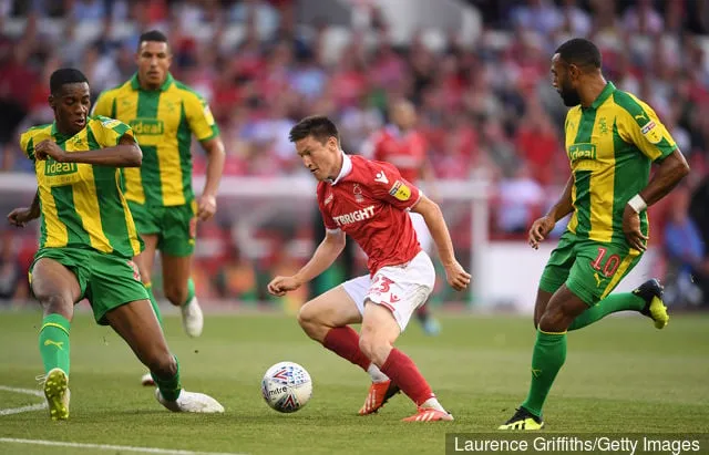 Nottingham Forestin Joe Lolley taistelee Oluwatosin Adarabioyon ja West Bromwich Albionin Matt Phillipsin kanssa Sky Bet Championship -ottelussa Nottingham Forestin ja Westin välillä...' title='Huddersfield Townin fanit myivät koskaan Joe Lolleyn Nottingham Forestille