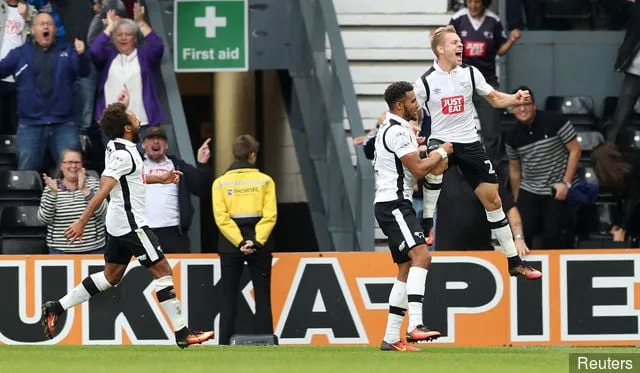 Matej Vydra del condado de Derby celebra marcar el primer gol de su equipo' title='“Más atmósfera en mi bazo” – los fanáticos del Derby County reaccionan en Twitter