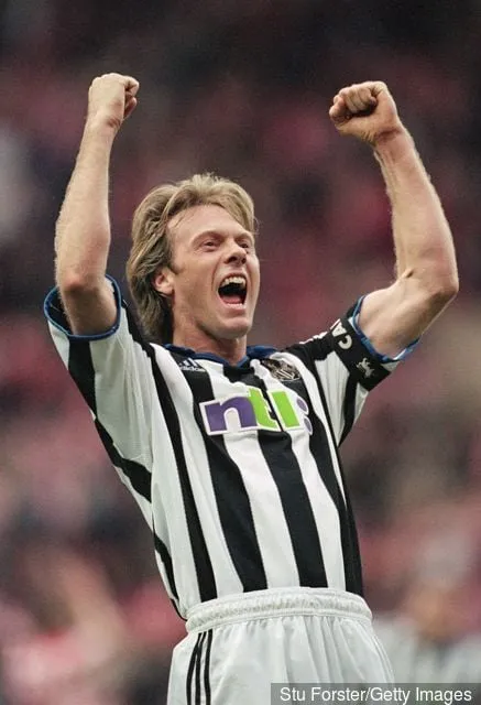 La leggenda del Newcastle Warren Barton conferisce all'ex compagno di squadra Craig Bellamy un dubbio onore