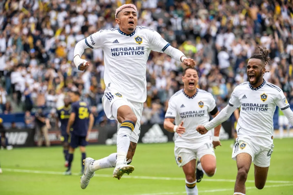 Barcelona prüft die Leihe des ehemaligen LA-Galaxy-Stars Julian Araujo