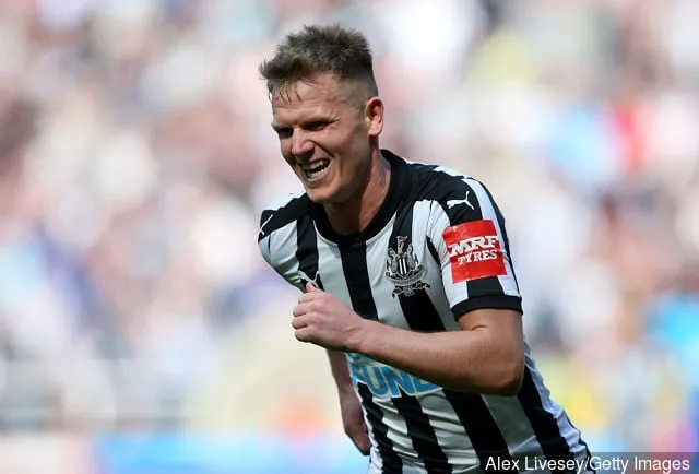 Matt Ritchie (Newcastle United) ünnepel, miután 2018. április 15-én megszerezte csapatainak második gólját a Newcastle United–Arsenal Premier League-mérkőzésen a St. James Parkban...' title='Matt Ritchie távozása aggasztóbb lehet a Newcastle United számára, mint elsőre gondolták