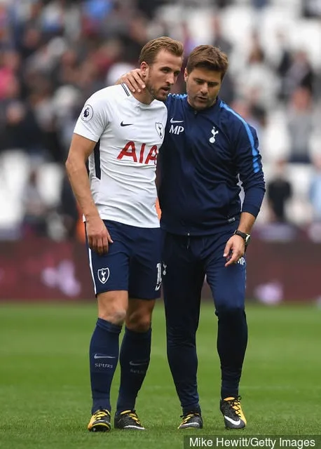 Harry Kane Tottenham Hotspurista ja Mauricio Pochettino Tottenham Hotspurin manageri halaavat Valioliigan West Ham Unitedin ja Tottenham Hotspurin välisen ottelun jälkeen Lontoon stadionilla...' title='Mauricio Pochettinon paljastavat kommentit lapsistaan ​​nostavat esiin yhden erinomaisen johtamisen ominaisuuden