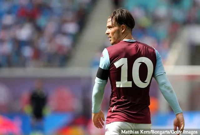 Jack Grealish von Aston Villa schaut beim Freundschaftsspiel zwischen RB Leipzig und Aston Villa in der Red Bull Arena am 3. August 2019 in Leipzig, Deutschland, zu.' title='Peter Crouch prognostiziert einen Abstieg von Aston Villa