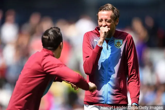 Peter Crouch von Burnley reagiert vor dem Premier-League-Spiel zwischen Burnley FC und Arsenal FC im Turf Moor am 12. Mai 2019 in Burnley, Großbritannien.' title='Peter Crouch prognostiziert einen Abstieg von Aston Villa