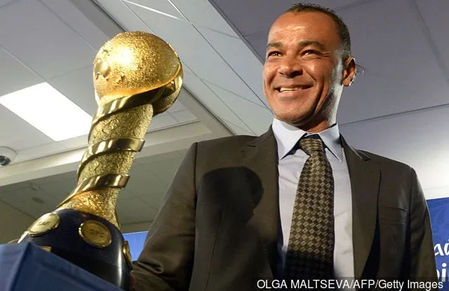Entinen brasilialainen jalkapalloilija Marcos Evangelista de Morais, joka tunnetaan nimellä Cafu, poseeraa FIFA Confederations Cup 2017 -voittajapokaalin kanssa seremoniassa, jossa on 100 päivää...' title='Viimeiset 7 maailmanmestaruuden voittajaa: missä he ovat nyt?