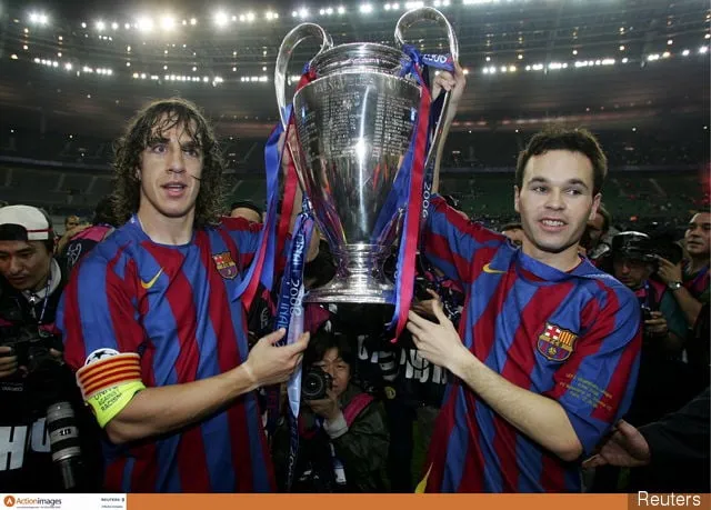 Капітан 'Барселоны' Карлес Пуёль (злева) і Андрэс Ін'еста святкуюць трафей пасля перамогі' title='Найлепшая каманда Іспаніі за ўвесь час