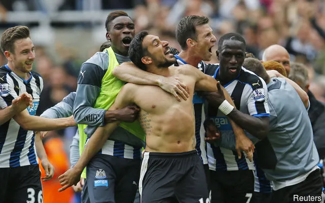 Jonas Gutierrez fejrer med manager John Carver og holdkammerater efter at have scoret det andet mål for Newcastle' title='Jeg er ikke en Newcastle United-legende, siger fanfavoritten Jonas Gutierrez