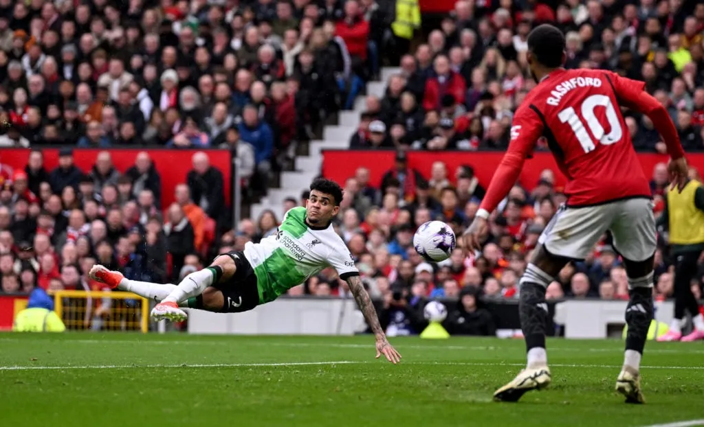 Nemanja Vidic voittaa neljä Manchester Unitedin pelaajaa 2-2-tasapelissä Liverpoolia vastaan