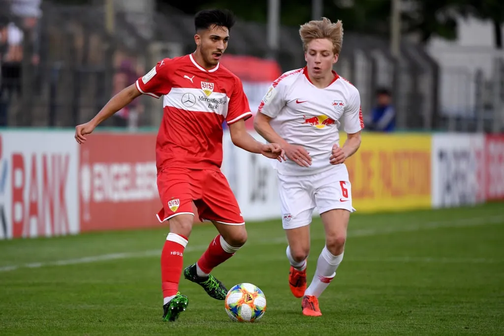 POTSDAM DEUTSCHLAND – 24. MAI: Umut Guenes vom VfB Stuttgart U 19 fordert Mads Bidstrup von RB Leipzig U 19 während des DFB-Junioren-Pokalfinales 2019 zwischen RB Leipzig U 19 und VfB Stuttgart U 19 im Karl-Liebknecht-Stadion am 24. Mai 2019 in Potsdam, Deutschland. (Foto von Oliver Hardt/Bongarts/Getty Images)' title='Bericht: Brentford steht kurz davor, RB-Leipzig-Talent Mads Bidstrup zu verpflichten