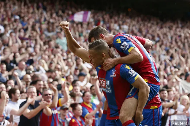 Dwight Gayle celebra tras marcar el segundo gol del Crystal Palace' title='El asombroso ascenso de Dwight Gayle desde fuera de la liga a Newcastle