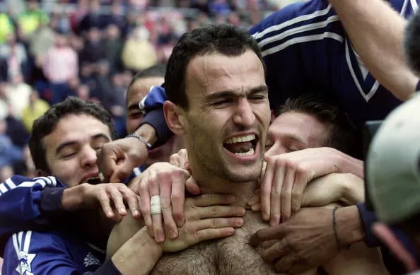 24 februari 2002: Nikos Dabizas från Newcastle United firar att göra segermålet under FA Barclaycard Premiership-matchen mellan Sunderland och Newcastle United som spelades på Stadium of Light i Sunderland England. Newcastle United vann matchen 1-0. DIGITAL BILD. Obligatorisk kredit: Laurence Griffiths/Getty Images' title='Nikos Dabizas kommenterar sitt förhållande till Newcastle-fans