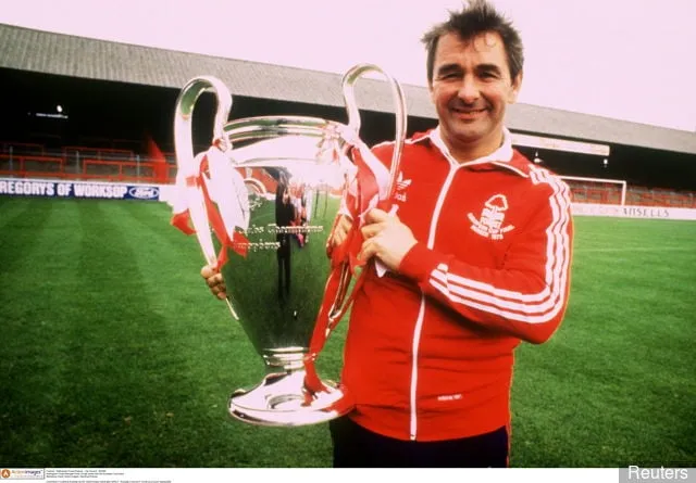 Brian Clough, directeur forestier de Nottingham, pose avec le trophée de la Coupe d'Europe' title='Nottingham Forest contre Leeds United : une histoire de deux Brian Cloughs