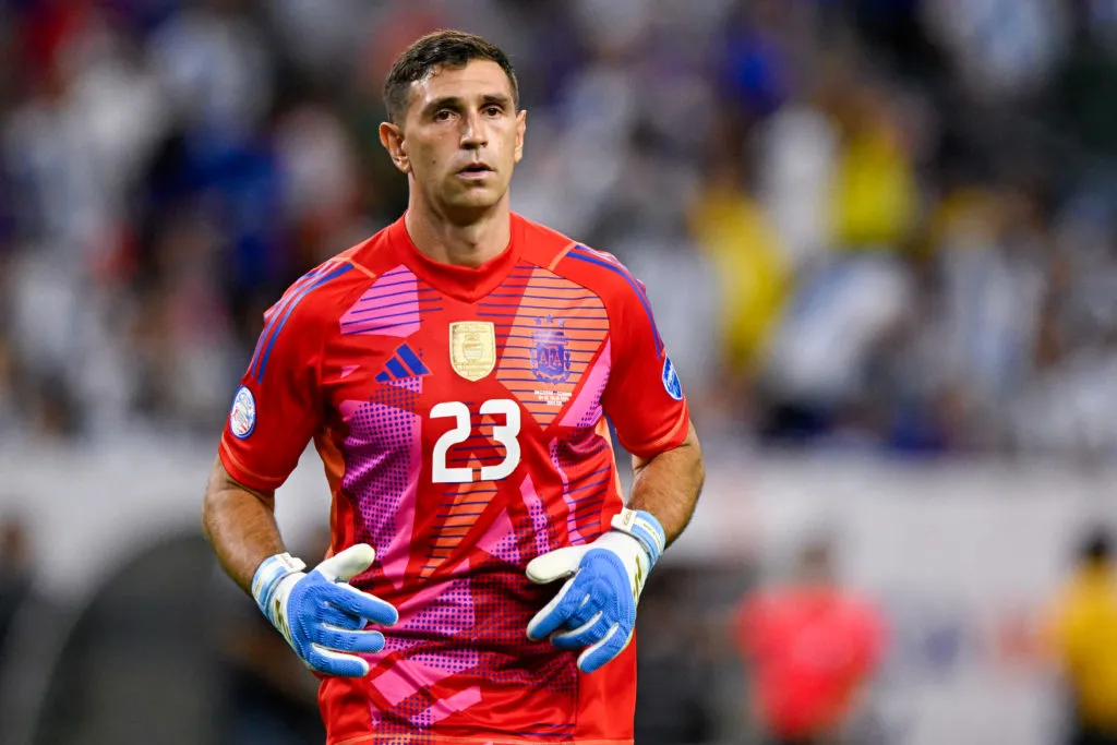 Aston Villa -fanit rakastavat syytä Emiliano Martinezin numeronvaihdon takana