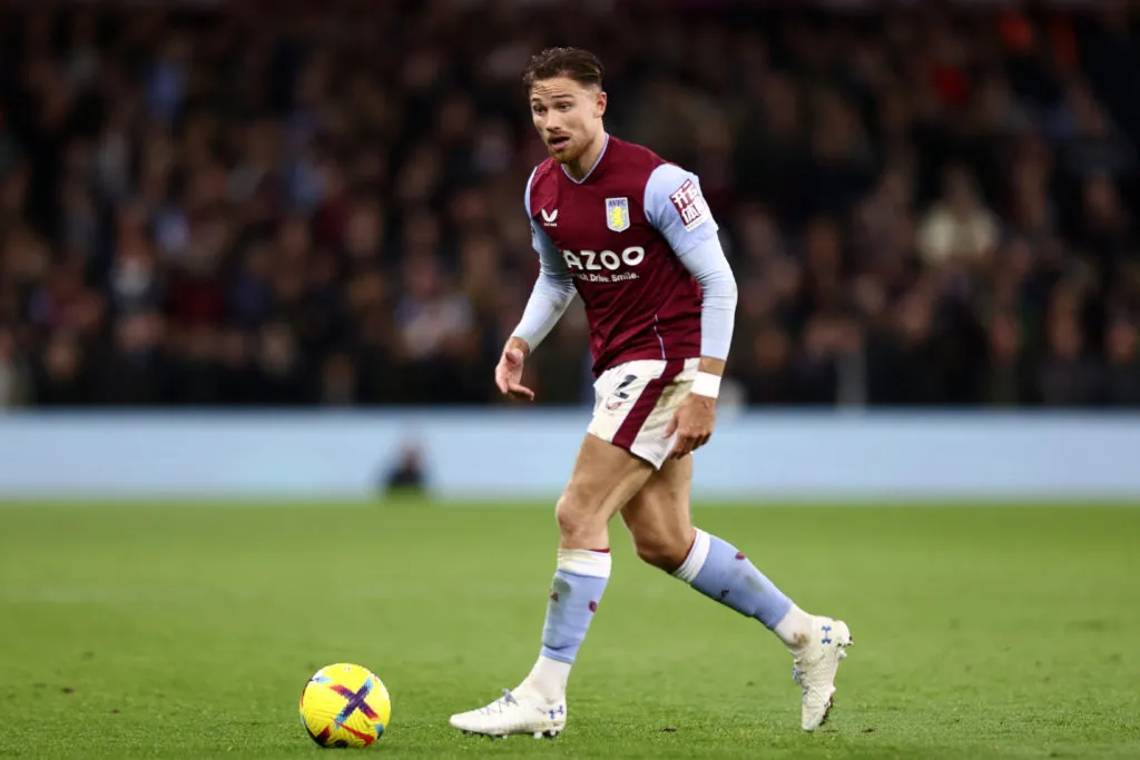 Matty Cash, defensa del Aston Villa, sufre lesión en el partido Polonia-República Checa' title='Aston Villa sufre una lesión cuando Matty Cash se vio obligado a abandonar Polonia vs República Checa