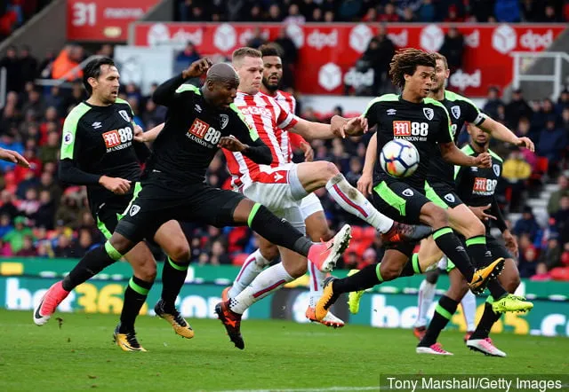 Ryan Shawcross de Stoke City se retrouve entre Benik Afobe et Nathan Ake de l'AFC Bournemouth lors du match de Premier League entre Stoke City et l'AFC Bournemouth au stade Bet365 en octobre...' title='Les fans de Stoke City réagissent sur Twitter alors que Ryan Shawcross publie un message de remerciement