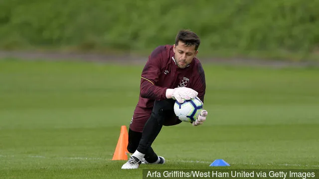 Lucasz Fabianski fra West Ham United under trening på Rush Green 10. mai 2019 i Romford England.' title=''Fortjener en medalje': West Hams Lukasz Fabianski hyllet for polsk heltemodighet