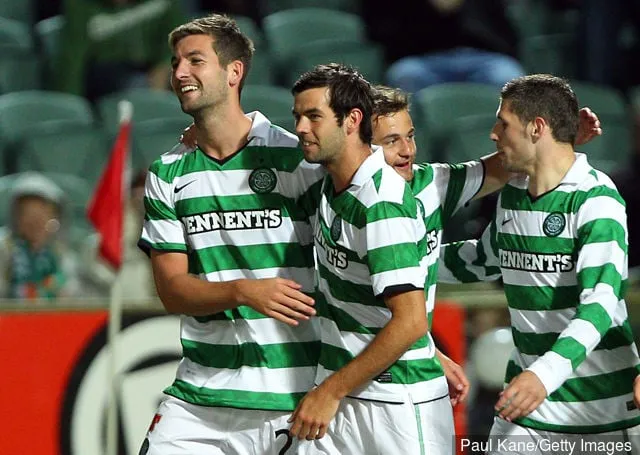 Чарлі Малгру Джо Ледлі Шон Мэлоун і Гэры Хупер з 'Селтыка' святкуюць гол падчас міжнароднага таварыскага клубнага матчу паміж 'Пэрт Глоры' і 'Глазга Сэлтык' на стадыёне nib...' title='Канікулы Гэры Хупера ў Шэфілд Уэнсдэй з былымі таварышамі па камандзе «Селтык» Джо Ледлі і Адамам Мэцьюзам