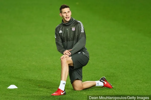 바이에른 뮌헨의 니클라스 술레가 2017년 11월 21일 벨기에 브뤼셀의 콘스탄트 반덴 스톡 스타디움에서 열린 바이에른 뮌헨 훈련 세션 동안 사진을 찍었습니다. R.S.C. 안데를레흐트...' title='6'4 이상의 키가 가장 큰 축구선수 7명