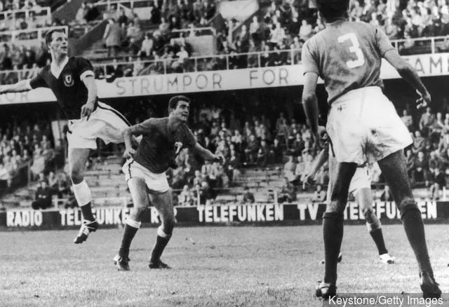 13. juni 1958: Den walisiske midtspissen John Charles (til venstre) gjør et angrep på det meksikanske målet under VM-kampen mellom Wales og Mexico i Stockholm. Kampen endte uavgjort 1-1.' title='7 mest komplette fotballspillere gjennom tidene