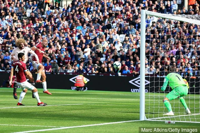 아스날 팬들은 웨스트 햄 유나이티드의 루카스 파비앙스키 디스플레이에 반응합니다.