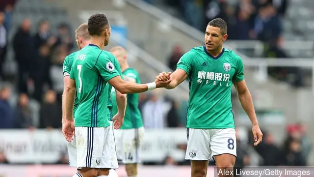 Kieran Gibbs von West Bromwich Albion schüttelt Jake Livermore von West Bromwich Albion während des Premier-League-Spiels zwischen Newcastle United und West Bromwich Albion im St. James Stadium die Hand...' title='Hat sich Jake Livermore von West Brom seinen Platz im englischen Kader gesichert?