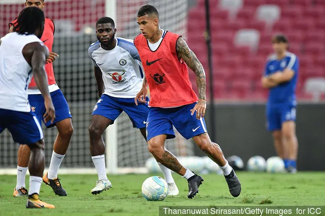 Kenedy vom Chelsea FC läuft mit dem Ball während einer Trainingseinheit des Chelsea FC International Champions Cup im Nationalstadion am 24. Juli 2017 in Singapur.' title='Der Neuzugang von Newcastle United, Kenedy, wurde mit Cristiano Ronaldo verglichen