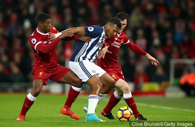 Jose Salomon Rondon del West Bromwich Albion viene sfidato da Georginio Wijnaldum di Liverpool e Andy Robertson di Liverpool durante la partita della Premier League tra Liverpool e West...' title='Salomon Rondon avrebbe presumibilmente una clausola di uscita da 16,5 milioni di sterline; il Newcastle dovrebbe battere il record su di lui?