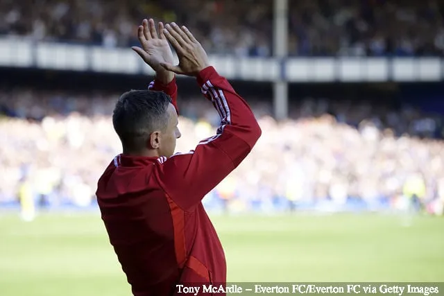 Phil Jagielka fra Sheffield United bifalder Everton-fansene før Premier League-kampen mellem Everton og Sheffield United på Goodison Park den 21. september 2019 i Liverpool...' title='Chris Wilder hylder Everton-fans efter Phil Jagielka-modtagelse