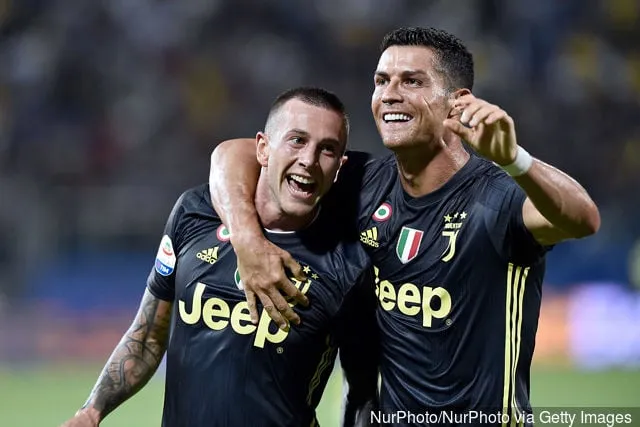 Federico Bernardeschi (Juventus) azzal ünnepel, hogy Cristiano Ronaldo (Juventus) megszerezte a második gólt a Frosinone–Juventus Serie A-mérkőzésen a Stadio Matusa Frosinone-ban...' title='A futball 7 legnagyobb 7. száma