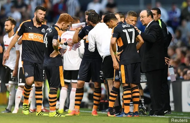 Newcastle Uniteds manager Rafael Benitez talar med spelare' title='Keith Gillespie gör en förutsägelse om Newcastles säsong