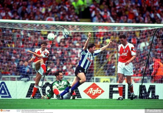 David Hirst - Sheffield Wednesday festeggia dopo aver segnato il primo gol della partita della sua squadra' title='Guardando cinque dei migliori attaccanti dello Sheffield Wednesday ai tempi della Premier League