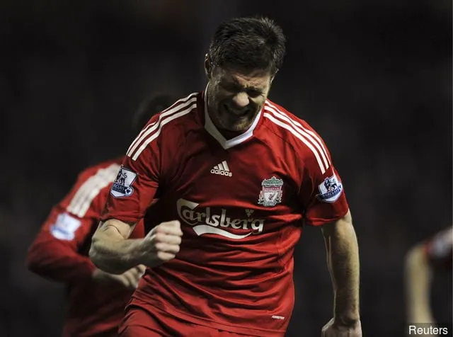 Xabi Alonso – Liverpool célèbre le premier but de son équipe contre les Blackburn Rovers' title='Vidéo : Où est maintenant l’équipe gagnante de la Ligue des champions 2005 de Liverpool ?