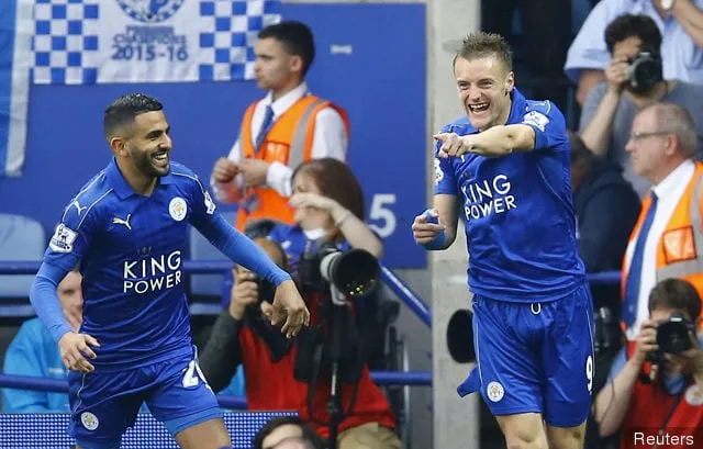 Jamie Vardy celebra con Riyad Mahrez tras marcar el primer gol del Leicester City' title='El 2016 del Leicester City en nueve imágenes: El año más inolvidable