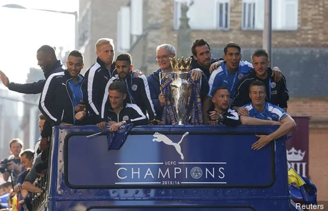 El director de Leicester City, Claudio Ranieri, Wes Morgan, Danny Simpson, Kasper Schmeichel, Riyad Mahrez, Andy King, Christian Fuchs, Danny Drinkwater, Leonardo Ulloa, Robert Huth y Jamie Vardy con el trofeo en el autobús durante el desfile.' title='El 2016 del Leicester City en nueve imágenes: El año más inolvidable