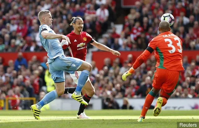 Manchester United' title='Stoke Cityn maalivahti Lee Grant kunnioittaa Shay Giveniä