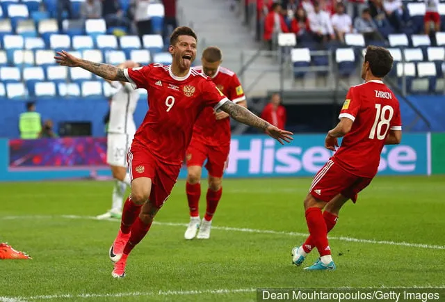 웨스트햄 유나이티드 팬들은 트위터에서 페도르 스몰로프 링크에 반응합니다.