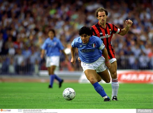 Diego Maradona - Napoli ottelussa Franco Baresi - AC Milania vastaan' title='Kaikkien aikojen paras Italian joukkue