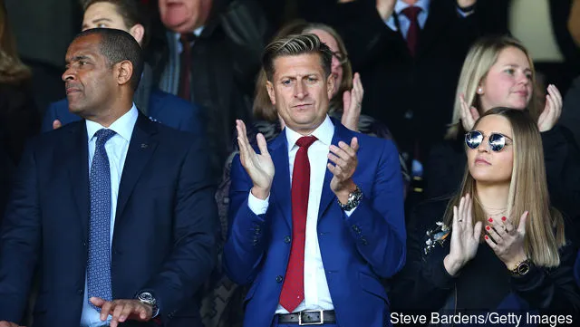 Steve Parish (Mitte), Vorsitzender von Crystal Palace, applaudiert mit Mark Bright (L) vor dem Premier-League-Spiel zwischen Crystal Palace und Burnley im Selhurst Park am 29. April 2017 in London...' title='Simon Jordan reagiert auf Steve Parishs Eingeständnis, dass er für den Abstieg von Crystal Palace plant