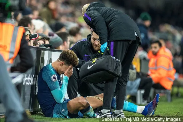 Dele Alli fra Tottenham Hotspur blev skadet under Premier League-kampen mellem Fulham FC og Tottenham Hotspur på Craven Cottage den 20. januar 2019 i London Storbritannien.' title='Vinnie Jones kritiserer den 'latterlige' Tottenham-boss Mauricio Pochettino for hans trofækommentarer