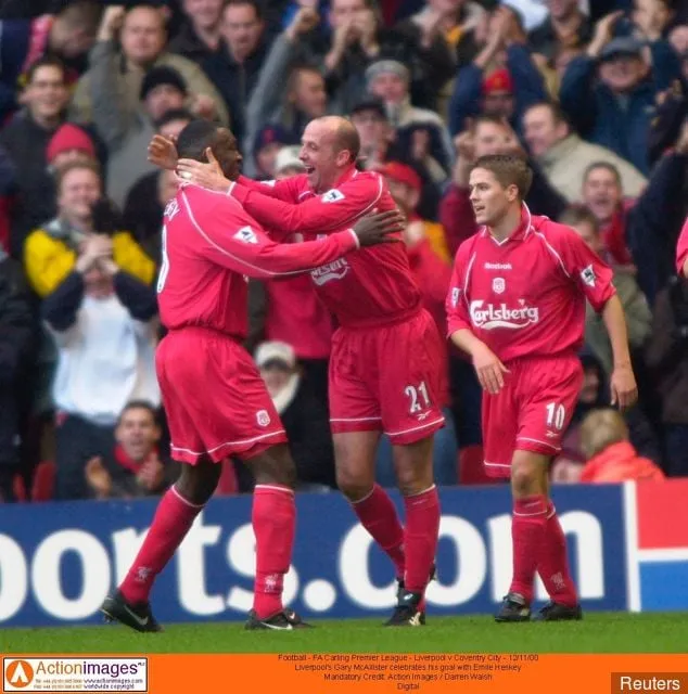 Gary McAllister feiert mit Emile Heskey – Liverpool gegen Coventry 2000.' title='Gary McAllister vergleicht das Spielen für Liverpool mit dem von Leeds United
