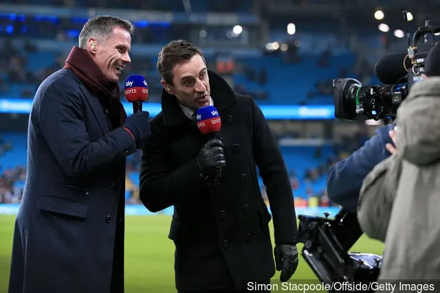 Los expertos de la televisión Sky Sports Jamie Carragher (i) y Gary Neville bromean frente a la cámara durante el partido de la Premier League entre Manchester City y Liverpool en el Etihad Stadium...' title='Jamie Carragher y Gary Neville reaccionan en Twitter cuando Tottenham noqueó al Man City