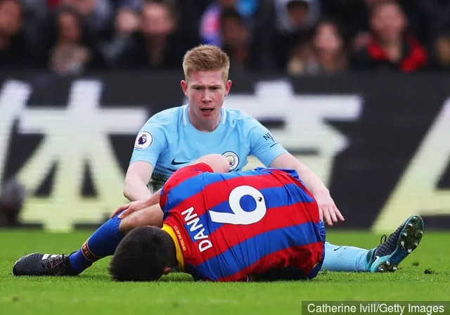 Scott Dann de Crystal Palace est blessé alors que Kevin De Bruyne de Manchester City regarde lors du match de Premier League entre Crystal Palace et Manchester City à Selhurst Park le...' title='Neven Subotic acceptant la sortie du Borussia Dortmund est une occasion manquée pour Crystal Palace