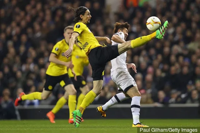 Neven Subotic du Borussia Dortmund dégage le ballon de Son Heung-min de Tottenham Hotspur lors des huitièmes de finale retour de l'UEFA Europa League entre Tottenham Hotspur et...' title='Neven Subotic acceptant la sortie du Borussia Dortmund est une occasion manquée pour Crystal Palace