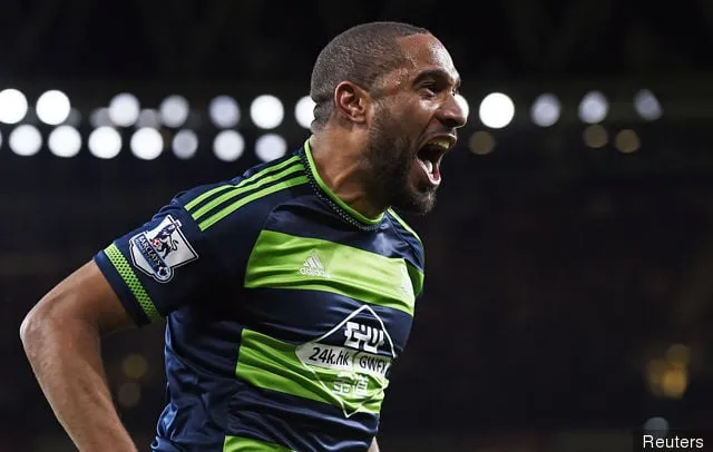 Ashley Williams firar det andra målet för Swansea City' title='Rapport: Everton kommer överens om ett avtal på 10 miljoner pund för att värva Swanseas Ashley Williams, han kan dubbla sin lön