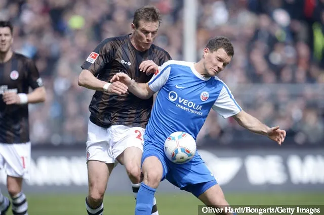 Moritz Volz di St. Pauli e Robert Mueller (a destra) di Rostock si contendono la palla durante la partita della 2 Bundesliga tra St.Pauli e Hansa Rostock allo stadio Millerntor il 22 aprile 2012 a...' title='7 rivalità calcistiche più strane