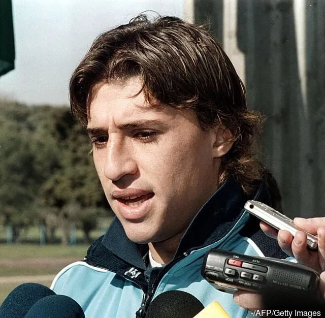 Hernan Crespo fra det argentinske fodboldhold taler med pressen efter en træningssession i Ezeiza den 24. juli 2000.' title='Hernan Crespo reagerer på Leeds-boss Marcelo Bielsas undskyldning med langhåret Twitter-besked